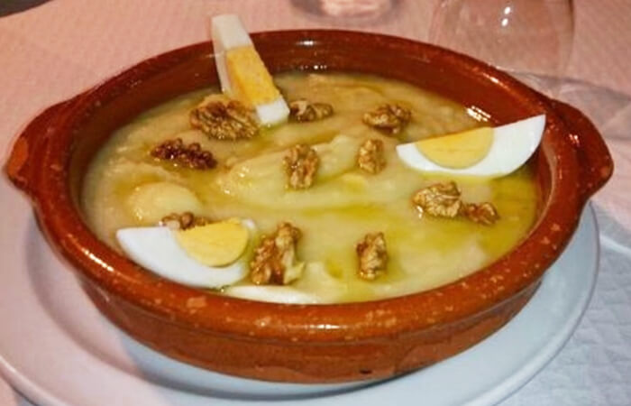 El atascaburras es uno de los platos más sencillos y característicos de la zona.