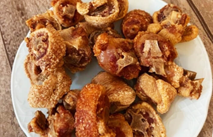 El rabo de cerdo frito no puede faltar para empezar cualquier comida en Riópar.