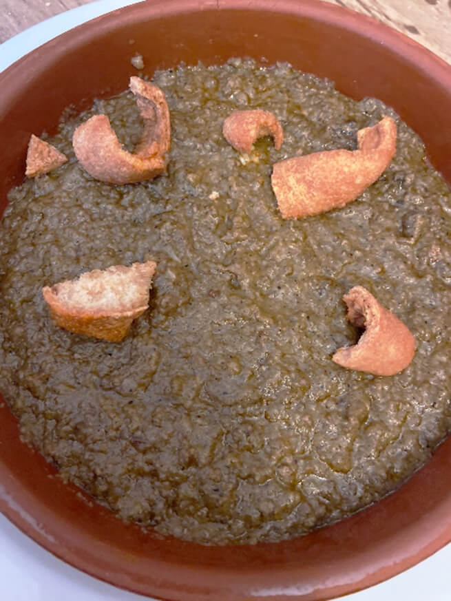Detalle del "ajopringue", plato tradicional por excelencia de la gastronomía de Riópar.
