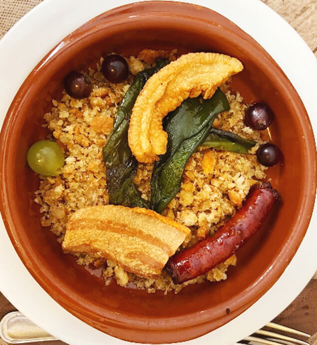 Detalle de plato de migas típico en la gastronomía de Riópar.