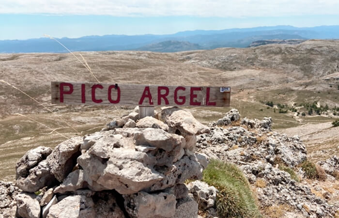 Cartel Pico Argel en la cima de la ruta senderista